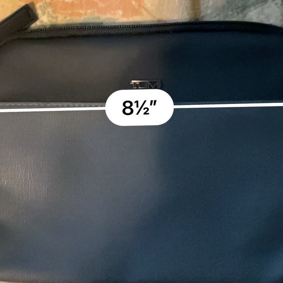 Tumi Black and Gray Toiletry Bags Sleek Durable Design - Picture 7 of 9